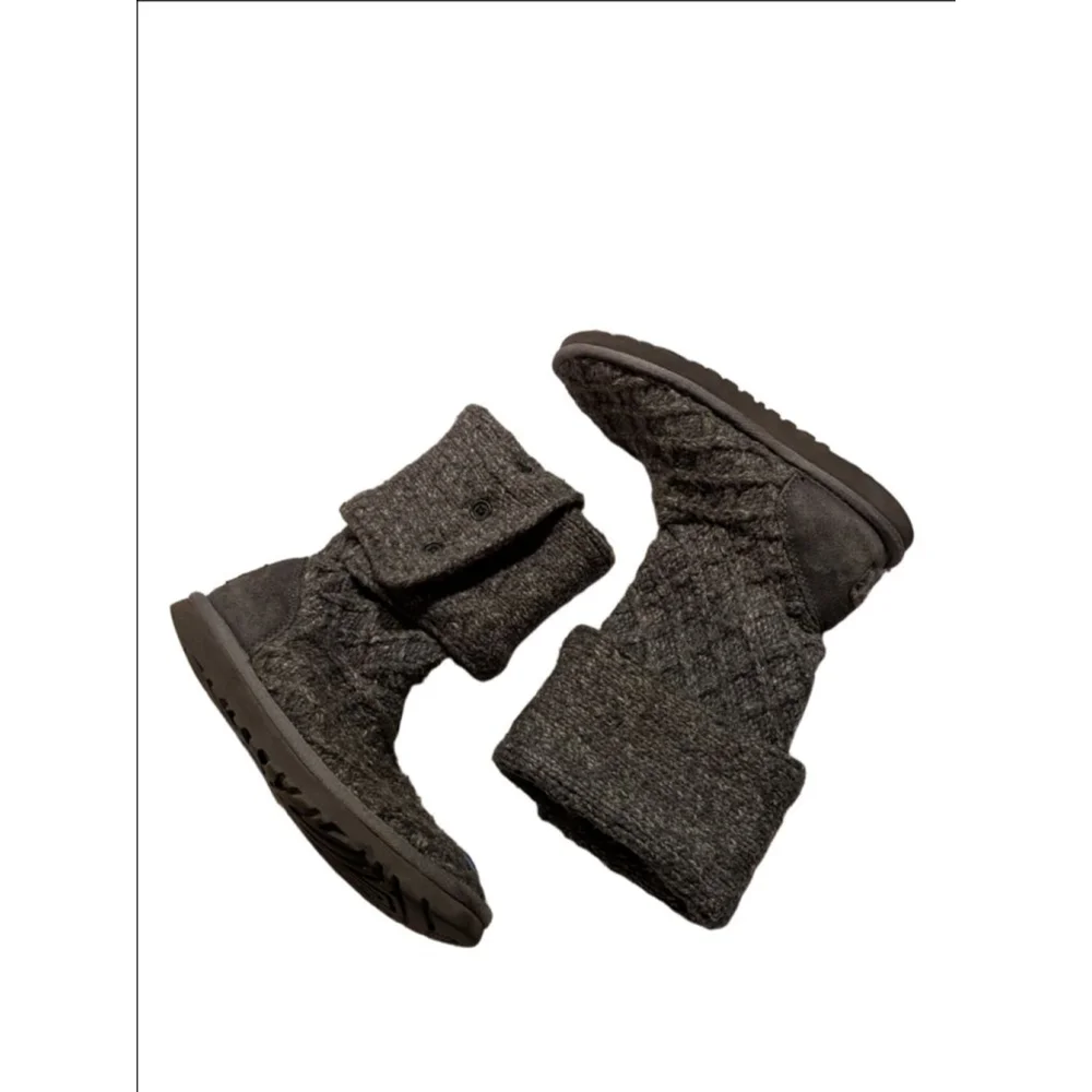 Women's UGG Gray Knit Cable Button Winter Boots Size 6